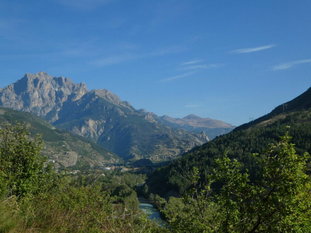 La Durance arrivant de l'Argentière-la-Bessée au pied du pic de Montbrison