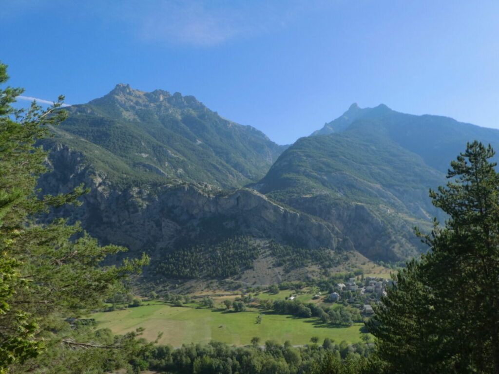 La vallée de Bouchouse débouchant des lacs d'altitude de l'Ascension, derrière l'Oumbras