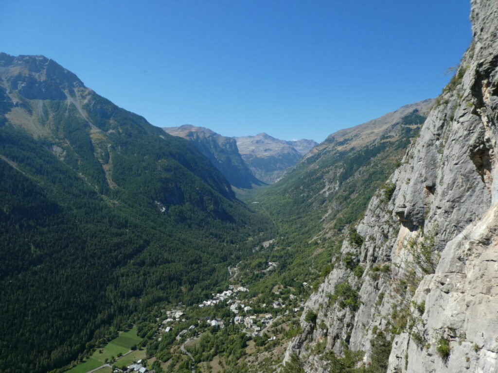 Vue de la vallée de Freissinières depuis la grotte des Vaudois