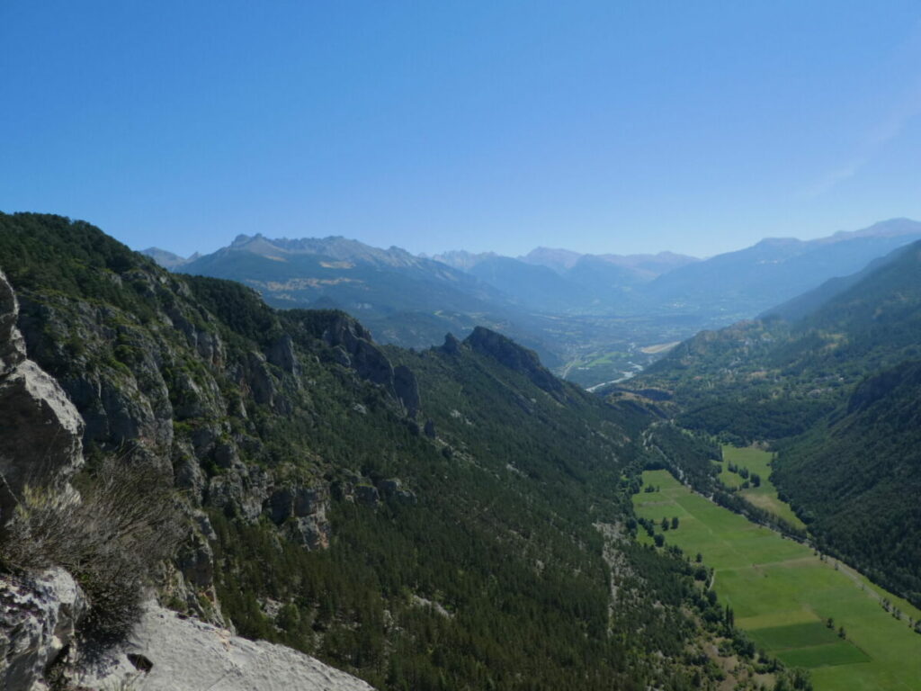 Le bas de la vallée de Freissinières et la vallée de la Durance vues depuis le haute de la via ferrata