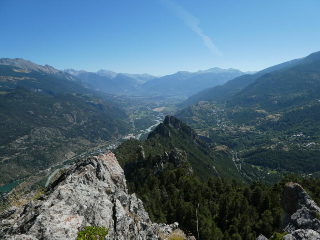 Le col de l'Aiguille et la vallée de la Durance vus depuis le haut de la crête de la Rortie