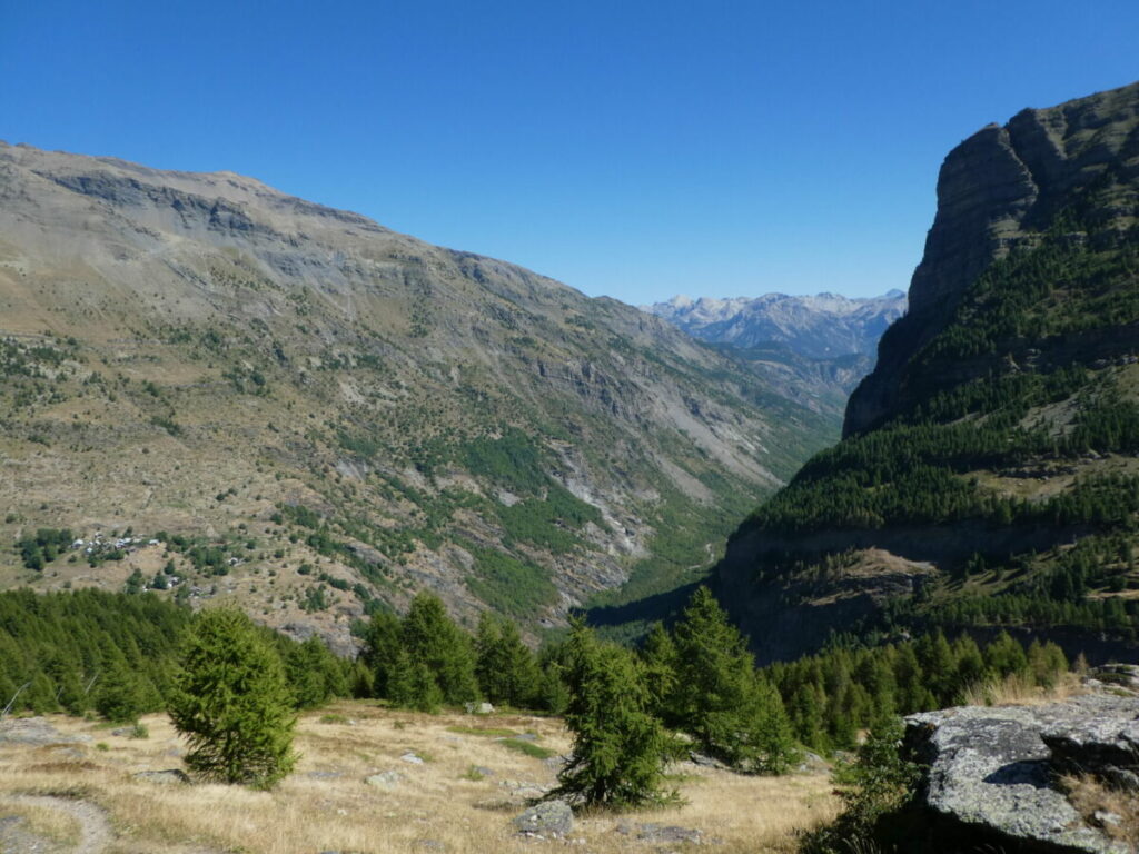 Le Piquet à droite et la vallée de Dormillouse