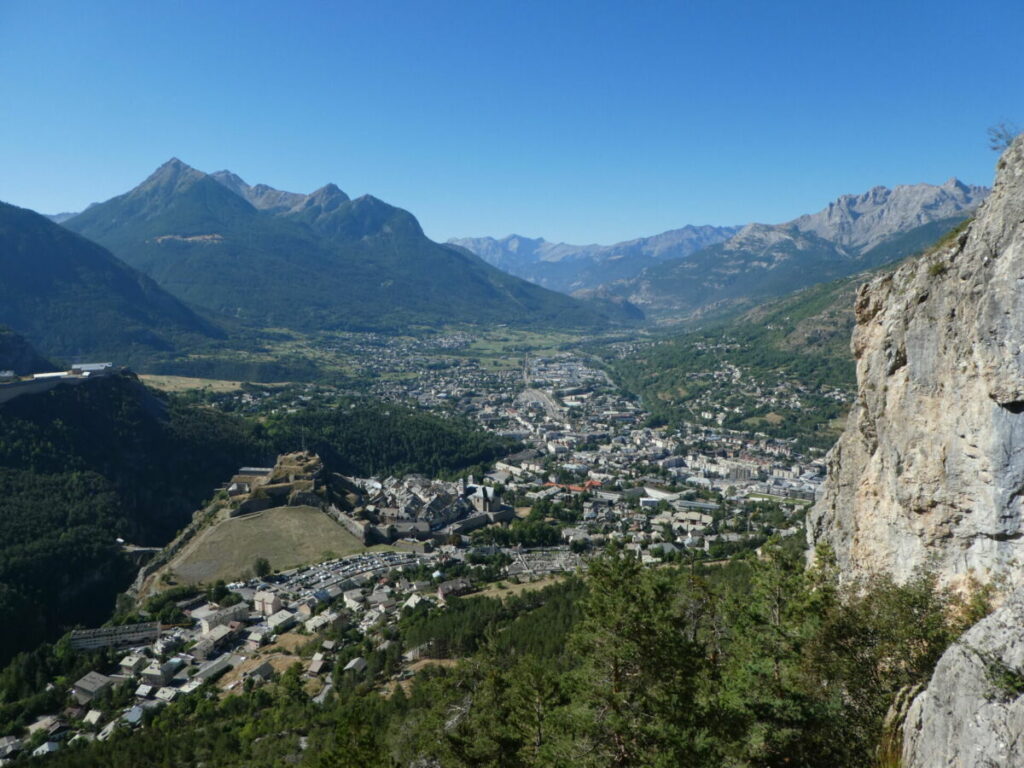 Briançon et la vallée de la Durance depuis les falaises de la via ferrata de la Croix de Toulouse