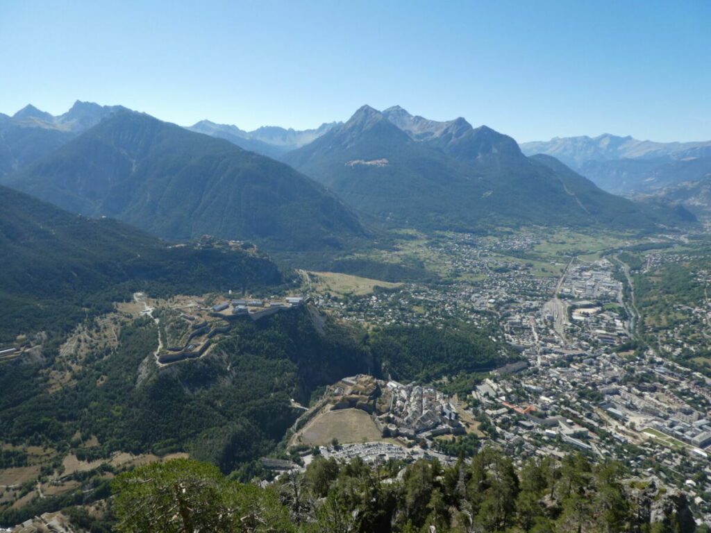 La ville de Briançon, le fort des Têtes et la vallée de la Durance vus depuis la Croix de Toulouse