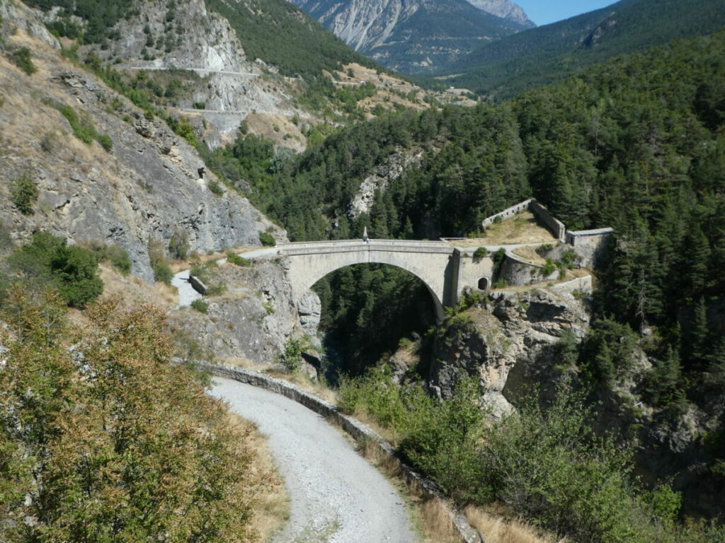 Le pont d'Asfeld depuis la porte de la Durance