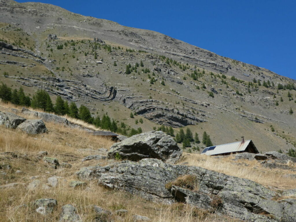 La cabane des Grands Plans avec ses plis caractéristiques