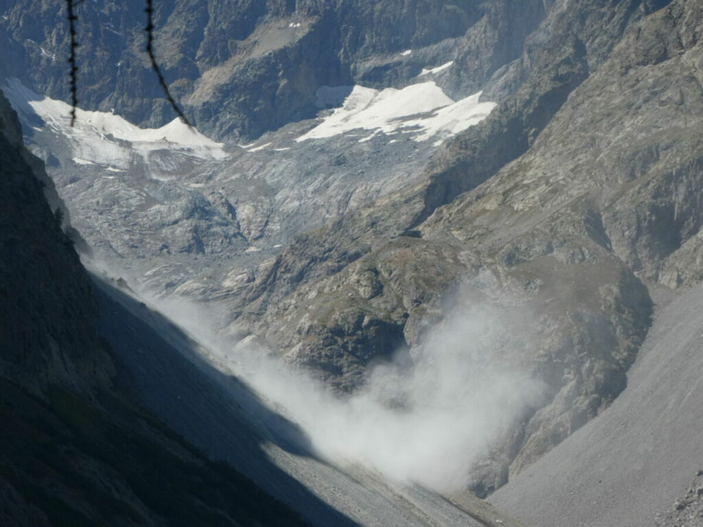 Eboulement du glacier des Boeufs-Rouges dans la vallée du Sélé