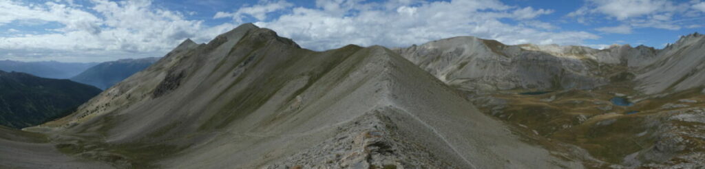 Vue panoramique depuis le col du Peyron: la tête du Peyron et les lacs de l'Ascension et d'Escur