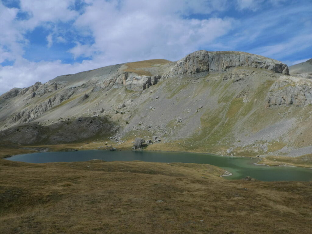 Le lac de l'Ascension au pied de la Roche de la Moutière