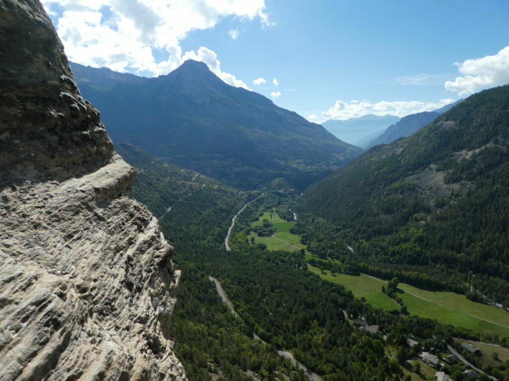 La vallée de la Gyronde et l'Argentière-la-Bessée au fond avec la tête du Puy