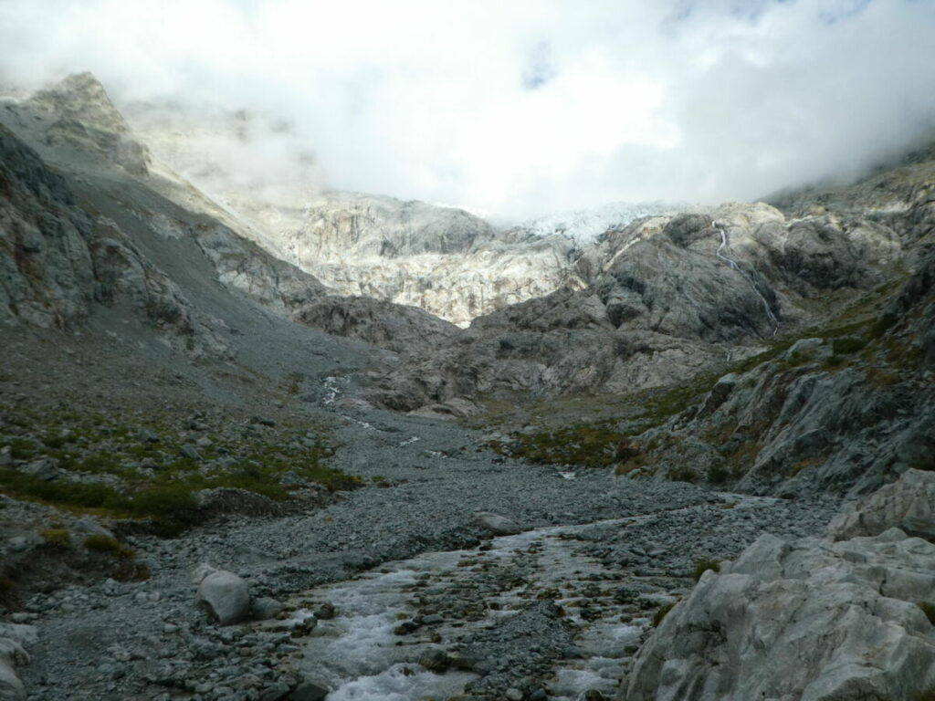 Vallée du torrent du Glacier Blanc, avec le glacier au fond