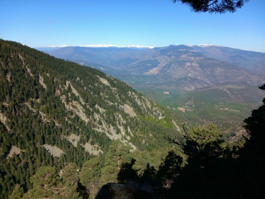 Dans la montée du col des Voltes, la vallée de Conflent