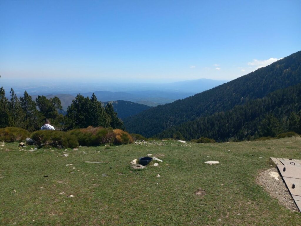 Vue sur la mer Méditerranée depuis le refuge des Cortalets