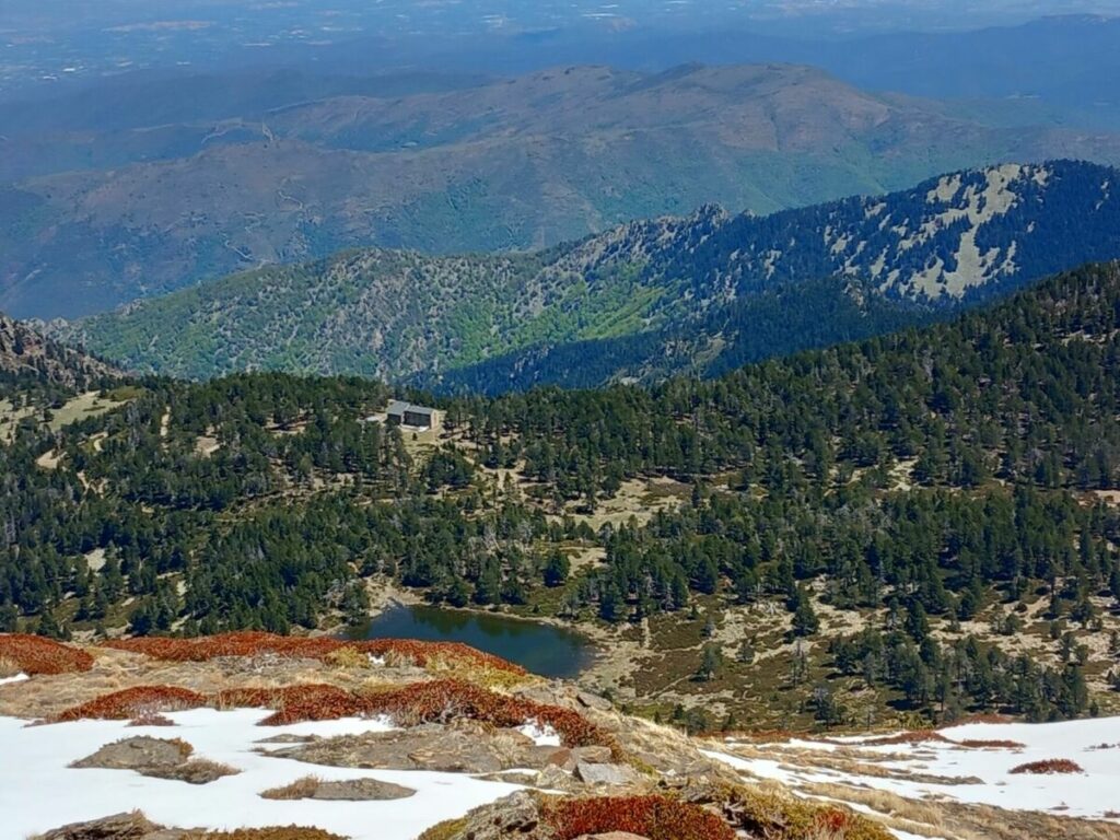 Lac de l'Estanyol et refuge des Cortalets dominant la plaine de Perpignan